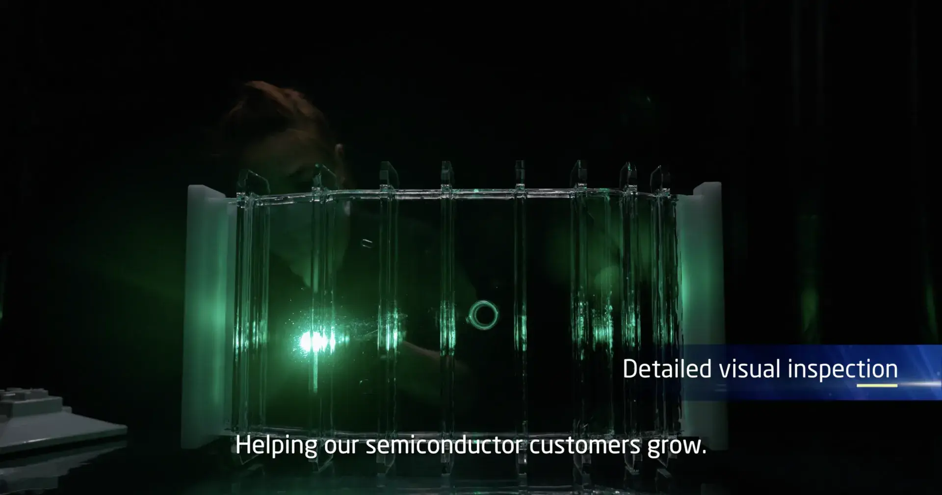 SCHUNK Xycarb B2B企業形象影片截圖:技術人員以綠光檢測半導體石英元件,字幕標註Detailed visual inspection,貳肆影像影片製作作品