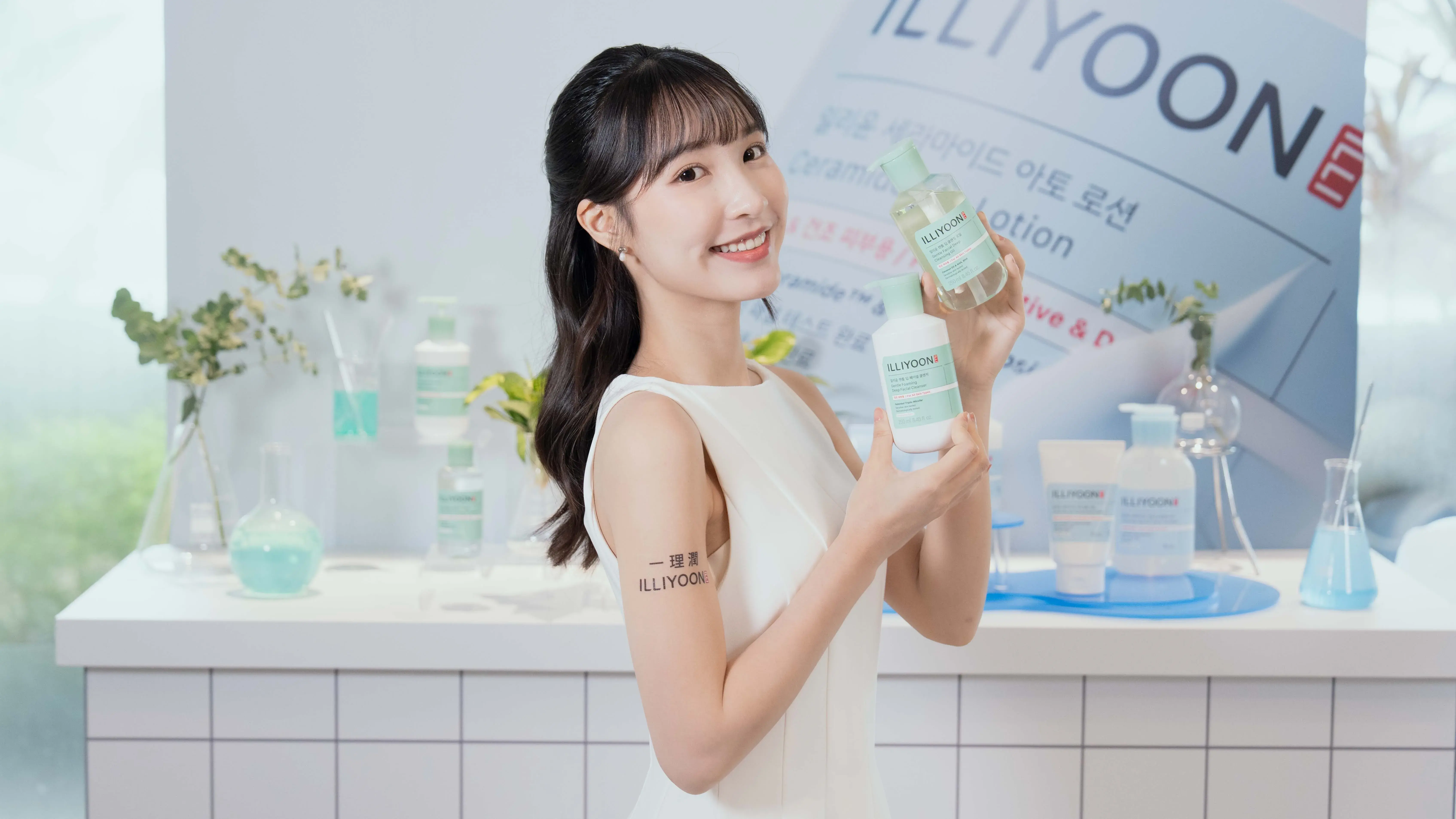 Illiyoon Model Sensitive Skin Ceramide Product Holdshot Smile 2025