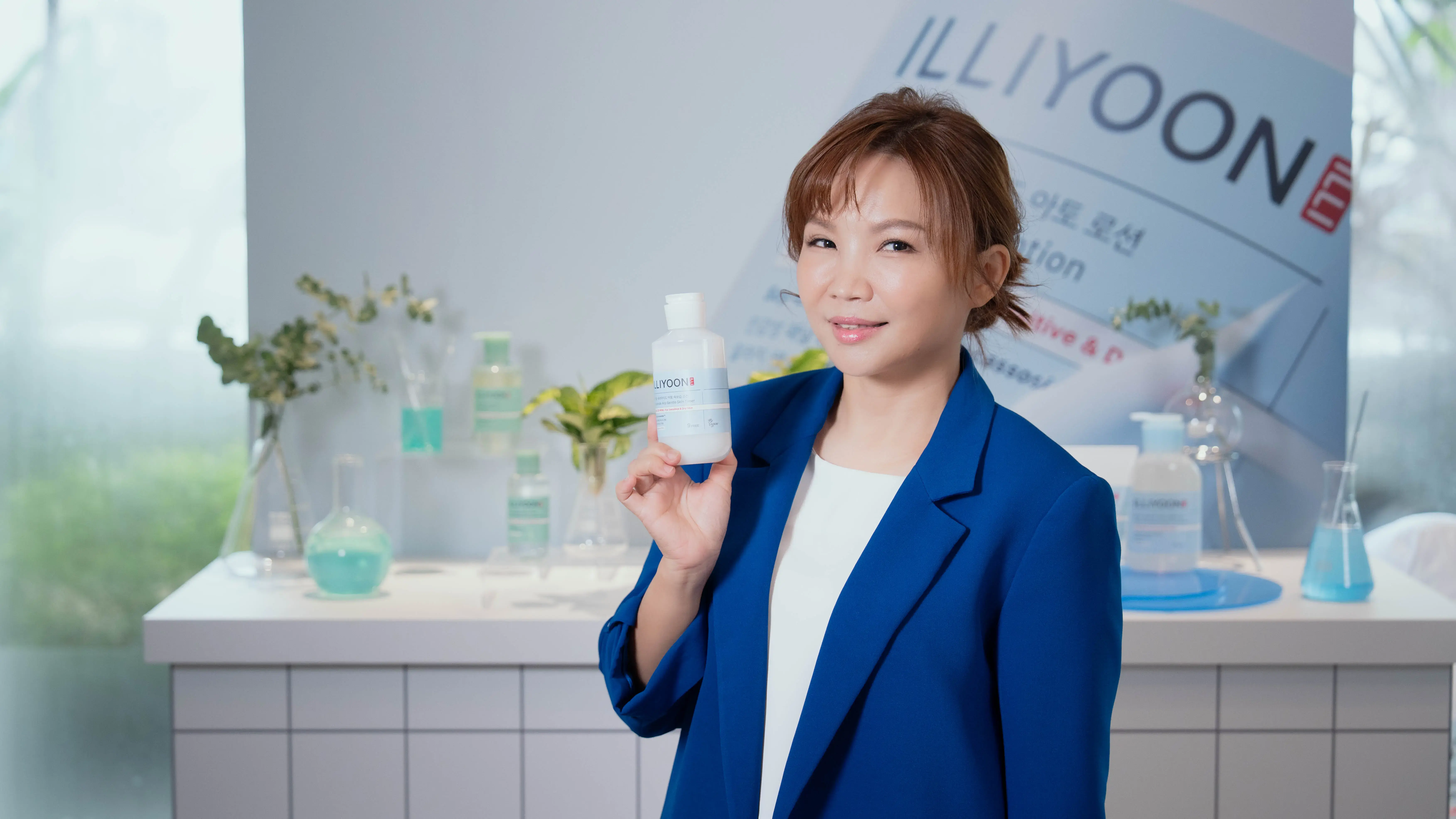 Illiyoon Brand Ambassador Ceramide Lotion Holdshot Lab Display 2025